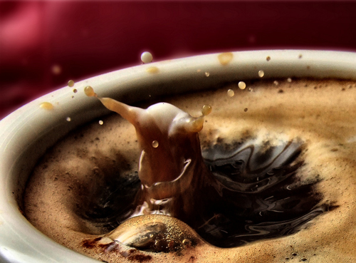 Un simple gota de caf&eacute; provoca toda una explosi&oacute;n invisible.  (Fotografo: Inapond)