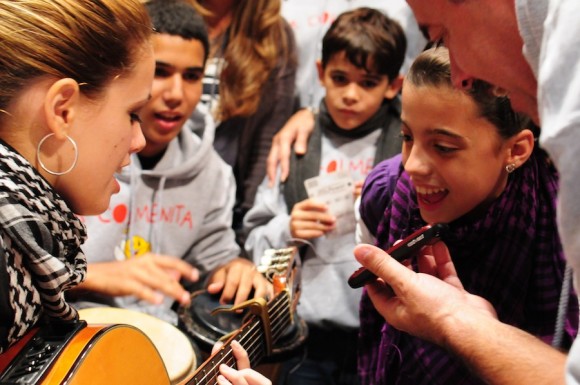 Los niños le cantan Los niños le cantan