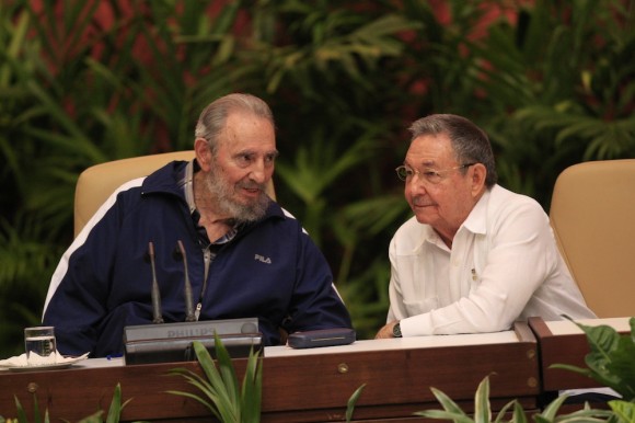 Fidel y Ra&uacute;l Catro en el Congreso