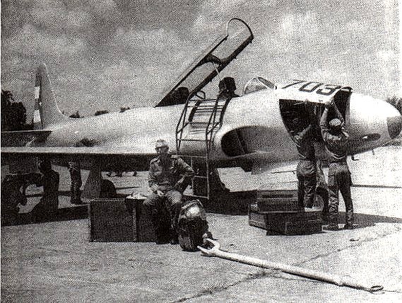 Carreras espera que los t&eacute;cnicos terminen con su avi&oacute;n para salir nuevamente al combate