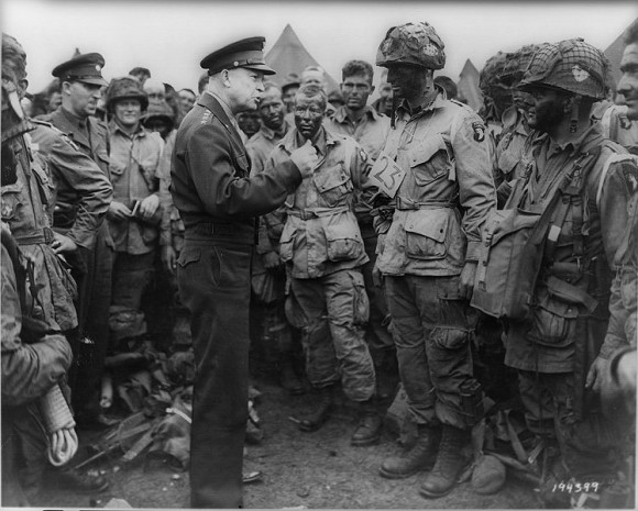 El General Dwight  Eisenhower  habla a las tropas antes del desembarco de Normand&iacute;a