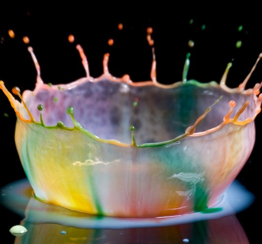 Preciosa foto  del efecto que provoca una gota cayendo sobre agua  de colores. (Fotografo: Breik)