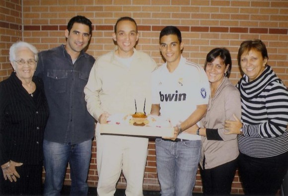 Antonio Guerrero en prisión Mirta, Tony (hijo), Antonio, Gabriel y Maruchi (hermana)
